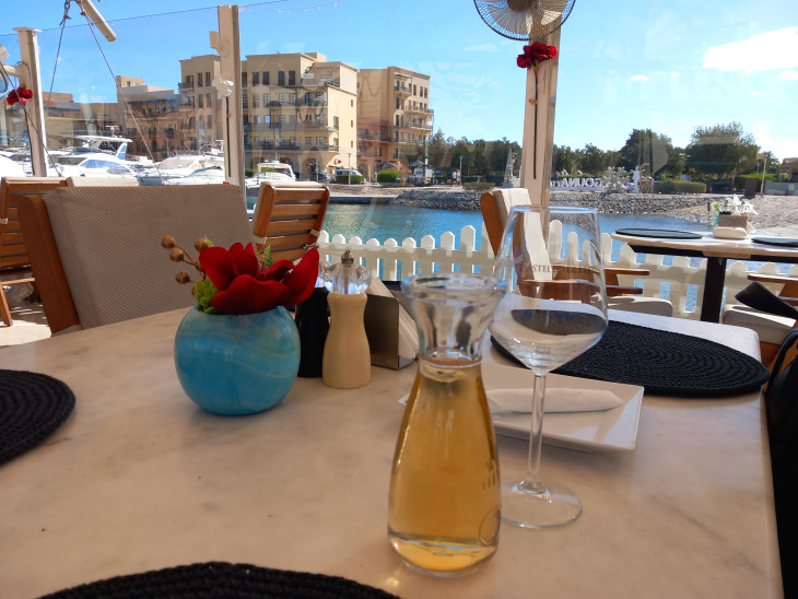 A bor jobban illik El Gouna kikötőjének látképébe, mint a karácsonyfa