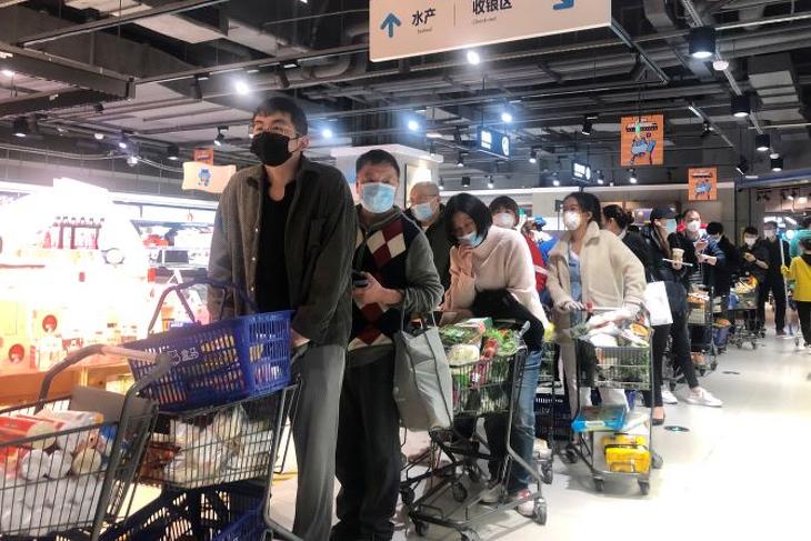 Vásárlók sorakoznak egy sanghaji élelmiszerüzletben 2022. március 30-án. Fotó: MTI/AP