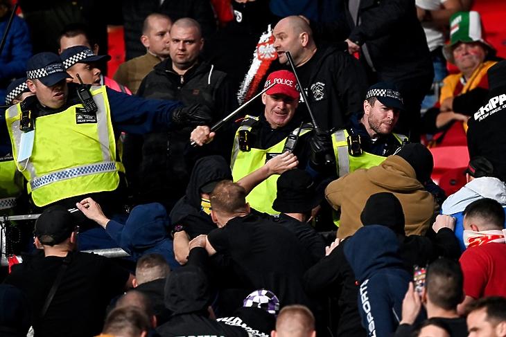 Angol rendőrök, valamint magyar és lengyel szurkolók összecsapása a Wembley-ben 2021. október 12-én.  EPA/FACUNDO ARRIZABALAGA