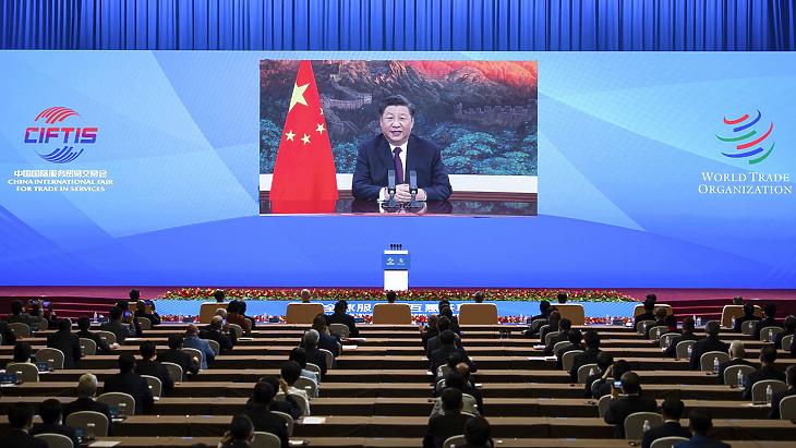 A Hszinhua hírügynökség által közreadott képen Hszi Csin-ping kínai elnök megnyitja a Nemzetközi Szolgáltatáskereskedelmi Vásárt (CIFTIS) Pekingben 2020. szeptember 4-én. (Fotó: MTI/AP/Hszinhua/Li Tao)