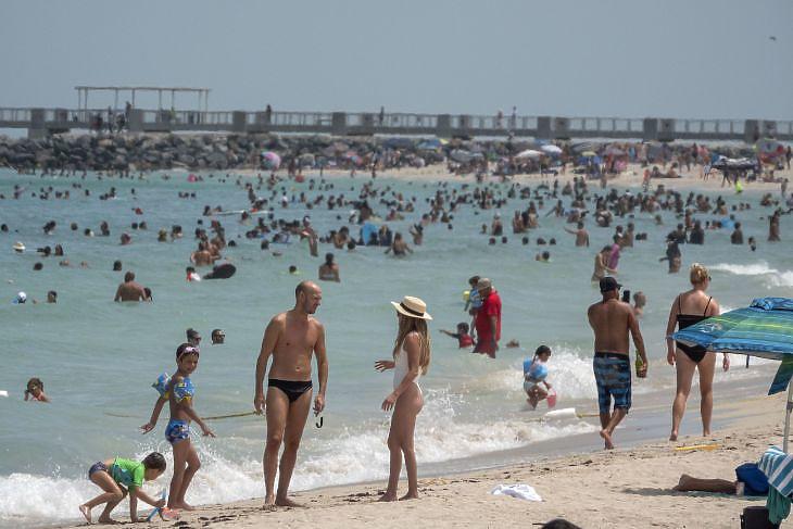 Akiket nem zavar a járvány: strandolók a floridai Miami Beachen 2020. július 12-én. EPA/CRISTOBAL HERRERA