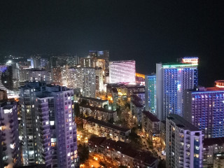 Batumi éjszakai látképe az Orbi City szállodából