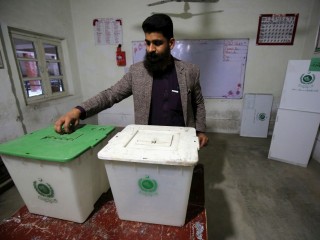 Így készítették elő a szavazóládákat Pakisztánban. Fotó: EPA/BILAWAL ARBAB
