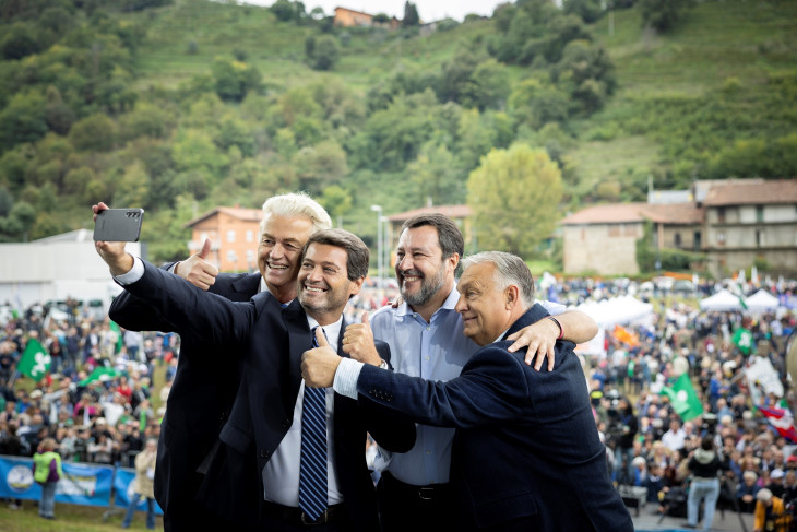 Orbán Viktor miniszterelnök, Andre Ventura, a portugál Chega párt vezetője (balról a második), mellette balra Geert Wilders, a holland Szabadságpárt vezetője  és Matteo Salvini olasz miniszterelnök-helyettes, a Liga elnöke  a párt nagygyűlésén a bergamói Pontidában