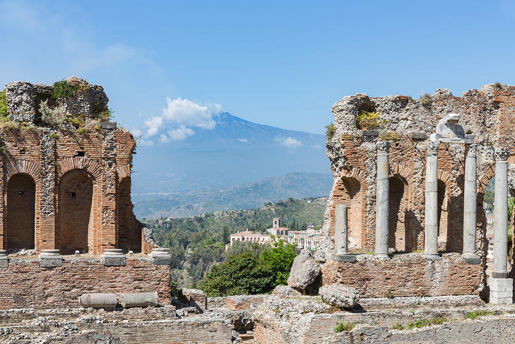 A szicíliai Taorminában a görögök egy működő vulkánt választottak színdarabjaik állandó hátteréül. Fotó: Depositphotos