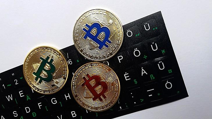 Biden küldte lejtőre a részvényeket és a bitcoint, akadozik a termelés a német autógyárakban