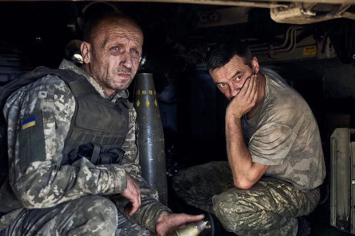 Ukrán katonák ülnek egy önjáró lövegben a frontvonalnál, a kelet-ukrajnai Donyecki területen 2023. augusztus 9-én. Fotó: MTI/AP