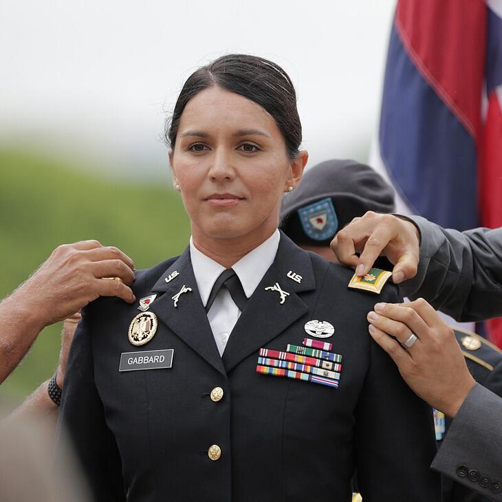 Tulsi Gabbard korábban a hadsereget is megjárta