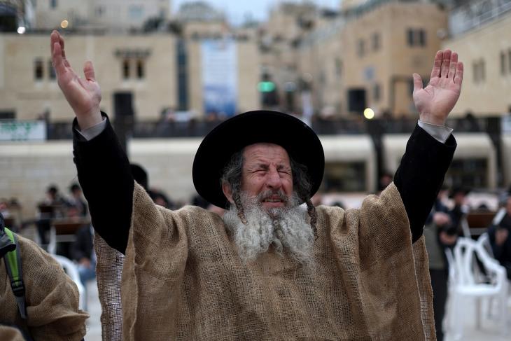 Ultraortodox zsidó férfi a Gázai övezetet irányító Hamász palesztin iszlamista szervezet 2023. október 7-i Izrael elleni fegyveres támadásakor túszul elhurcolt emberek szabadon bocsátásáért imádkozik a jeruzsálemi Siratófalnál 2024. március 21-én