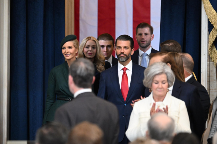 A magyar fővárosban is tárgyalt Donald Trump Jr. (középen)  
