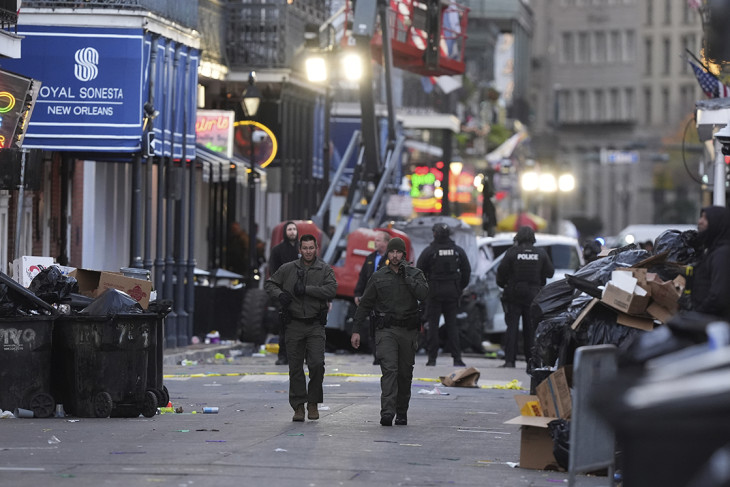 Rendőrök biztosítják a helyszínt, miután egy autó belehajtott az ünneplő tömegbe a Louisana állambeli New Orleans egyik népszerű főutcájában 2025. január 1-jén