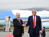 Donald Trump amerikai (j) és Vlagyimir Putyin orosz elnök kezet fog az ukrajnai rendezést szolgáló amerikai-orosz csúcstalálkozón helyszínén, az Elmendorf-Richardson katonai bázison, az alaszkai Anchorage-ben 2025. augusztus 15-én