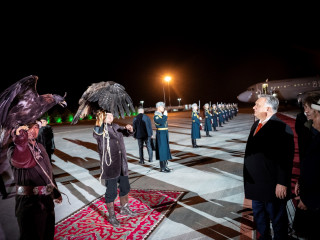  A Miniszterelnöki Sajtóiroda által közreadott képen Akilbek Dzsaparov kirgiz miniszterelnök (k) fogadja Orbán Viktor kormányfőt Biskekben 2024. november 5-re virradóan. A kormányfő kétoldalú tárgyalásokon és a türk tanács csúcstalálkozóján vesz részt hivatalos kirgizisztáni látogatásán