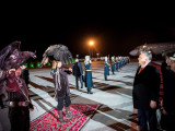  A Miniszterelnöki Sajtóiroda által közreadott képen Akilbek Dzsaparov kirgiz miniszterelnök (k) fogadja Orbán Viktor kormányfőt Biskekben 2024. november 5-re virradóan. A kormányfő kétoldalú tárgyalásokon és a türk tanács csúcstalálkozóján vesz részt hivatalos kirgizisztáni látogatásán