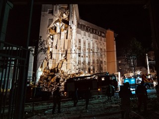 Egy rakétámadásban megrongálódott hivatali  épület a közép-ukrajnai Dnyipróban 2023. július 28-án. A támadásban egy lakóépület is károsodott. Fotó: EPA/ARSEN DZODZAIEV