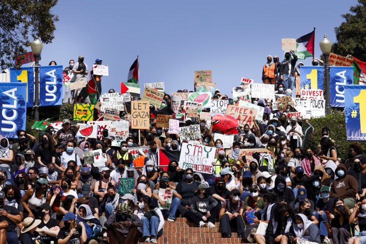 Palesztinpárti tüntetők az UCLA egyetem kampuszán 2024. május elsején