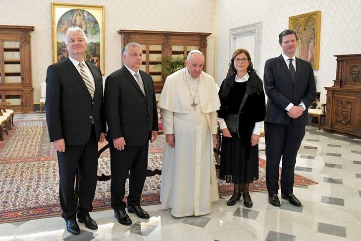  Semjén Zsolt, Orbán Viktor, Ferenc pápa, Lévai Anikó és Habsburg-Lotharingiai Eduárd a Vatikánban 2022. április 21-én. MTI/Vatikáni Média