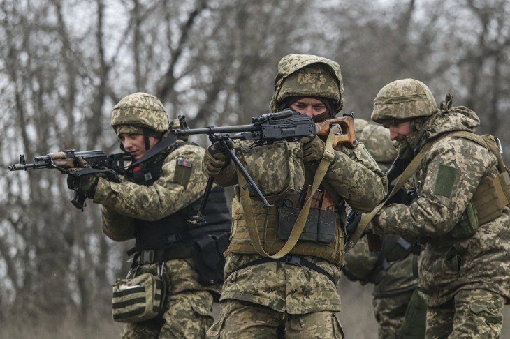 Ukrán katonák célra tartanak a délkelet-ukrajnai Zaporizzsja régióban tartott gyakorlatozáson 2023. január 24-én. Fotó: MTI/AP/Katerina Klocsko