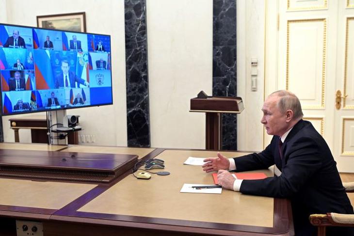 Putyin orosz elnök videókonferencián tárgyal az orosz biztonsági tanács tagjaival Moszkvában 2022. február 2-án. MTI/AP