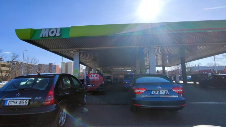 Sorbaállás egy óbudai Mol-benzinkúton 2022. márciusában. Fotó: Privátbankár.hu 