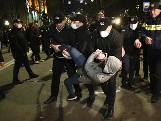 Brutálisan lépett fel a grúz rendőrség a tüntetőkkel szemben