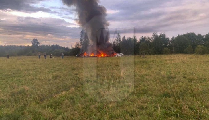 Az Osztorozsno Novoszti által közreadott kép a mentőalakulatok tagjairól a Kuzsenkino község közelében lezuhant magánrepülőgép lángoló roncsa mellett 2023. augusztus 23-án. Fotó: MTI/AP/Osztorozsno Novoszti