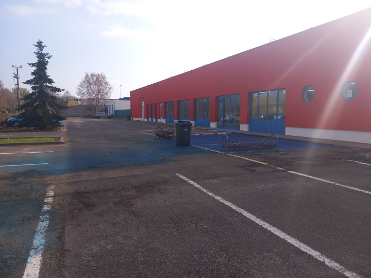 A Basket Plusz leendő üzlete előtti parkoló közel 80 férőhellyel