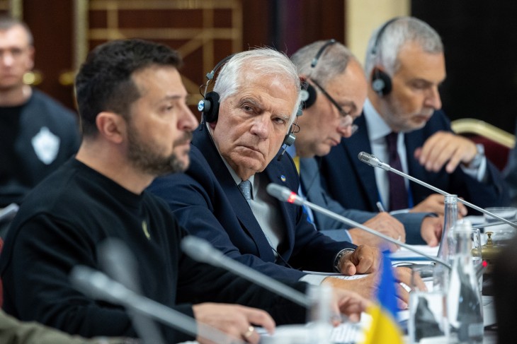 Volodimir Zelenszkij ukrán elnök és Josep Borrell az uniós tanácskozáson Kijevben. Borrel szerint töretlen az egység, a friss fejlemények ugyanakkor mást mutatnak. Fotó: EPA/Johanna Leguerre 