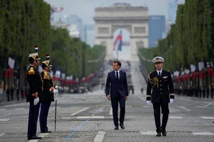 Emmanuel Macron 2021. július 14-én, Franciaország nemzeti ünnepén Párizsban. EPA/MICHEL EULER