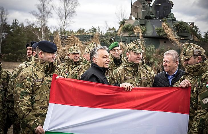 Orbán óriásit parádézott és harcias beszédet tartott