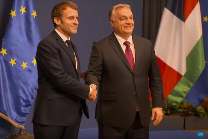 Emmanuel Macron és Orbán Viktor ma a Karmelita kolostorban. (Forrás: YouTube/Euronews, printscreen)