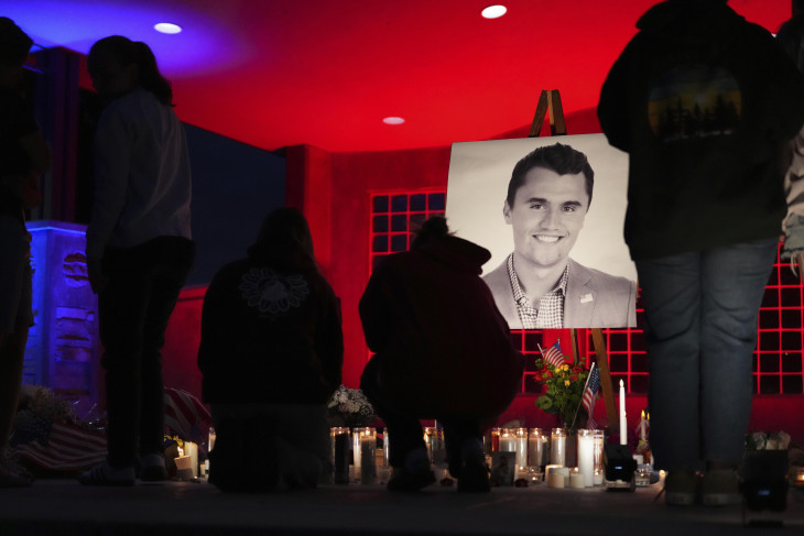 Charlie Kirk amerikai konzervatív aktivista portréjánál gyászolnak tisztelői egy gyertyás virrasztáson a Utah állambeli Oremben 2025. szeptember 11-én
