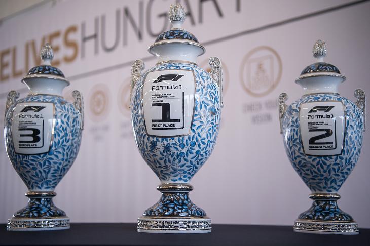 Az első három helyezettnek járó trófeák a Forma-1-es Magyar Nagydíj első napján a mogyoródi Hungaroringen 2019-ben. MTI/Balogh Zoltán