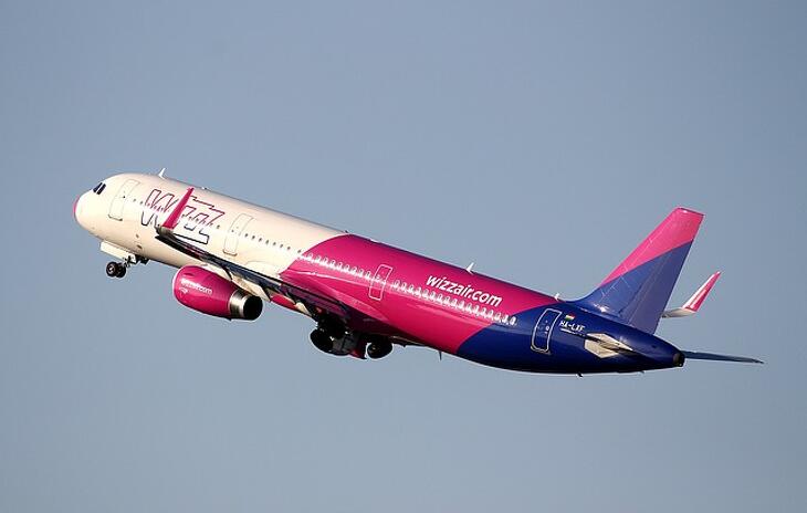 A Wizzair egy A-320-as gépe felszállás közben - ilyen kipróbált gépek viszik az utasok többségét
