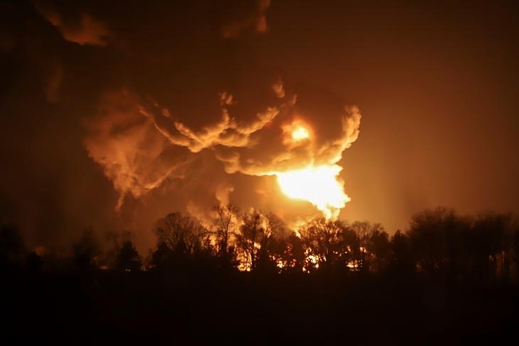 Lángoló olajfinomító a Kijevtől délnyugatra fekvő Vaszilki közelében 2022. február 27-én. EPA/ALISA YAKUBOVYCH