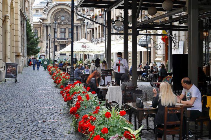 A Carul Cu Bere étterem terasza Bukarest óvárosában. Itt is kevesebb vendég lesz a cudar gazdasági helyzet miatt. Fotó: EPA/ROBERT GHEMENT