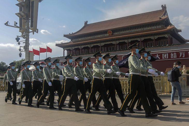 Kínai rendőrök járőröznek a Tienanmen téren Pekingben 2020. május 19-én. EPA/WU HONG
