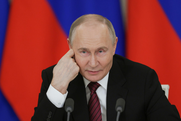 Vajon mit forgat a fejében? Vlagyimir Putyin a Kremlben 2025. május 11-én