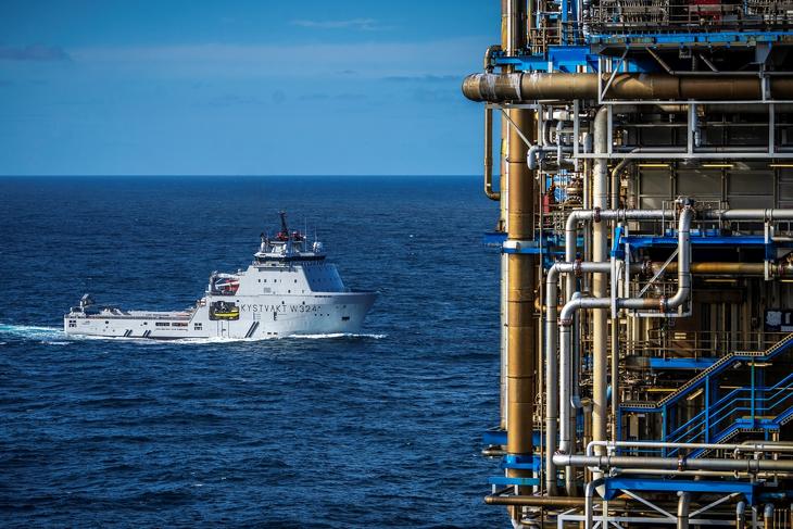 Járőröző hajó a Sleipner A olajfúrótoronynál az Északi-tengeren 2022. október elsején. Fotó: EPA/OLE BERG-RUSTEN