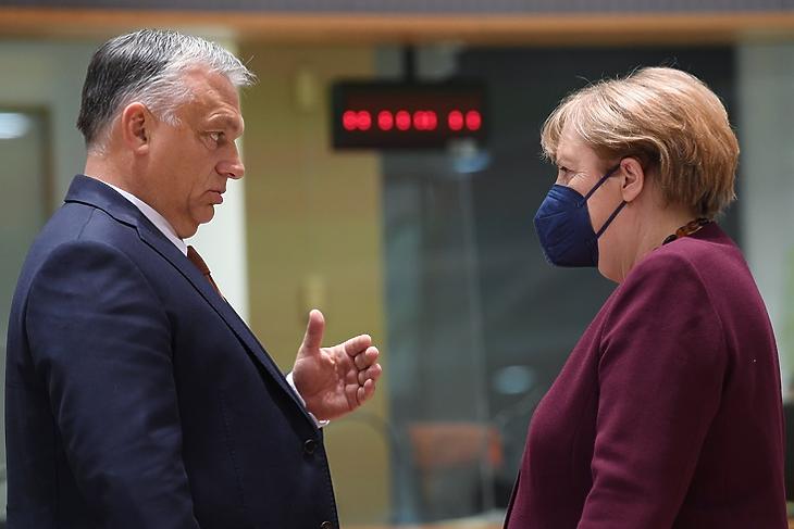Merkel nélkül nehezebb lesz: Orbán Viktor és Angela Merkel az EU-csúcson Brüsszelben 2021. október 22-én. EPA/JOHN THYS / POOL  