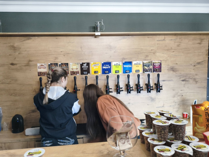 Hozott butyilkába csapolnak sört Tiraszpolban