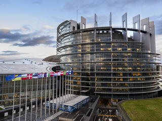 Európai Parlament: csak az kaphasson uniós pénzt, aki betartja az uniós szabályokat