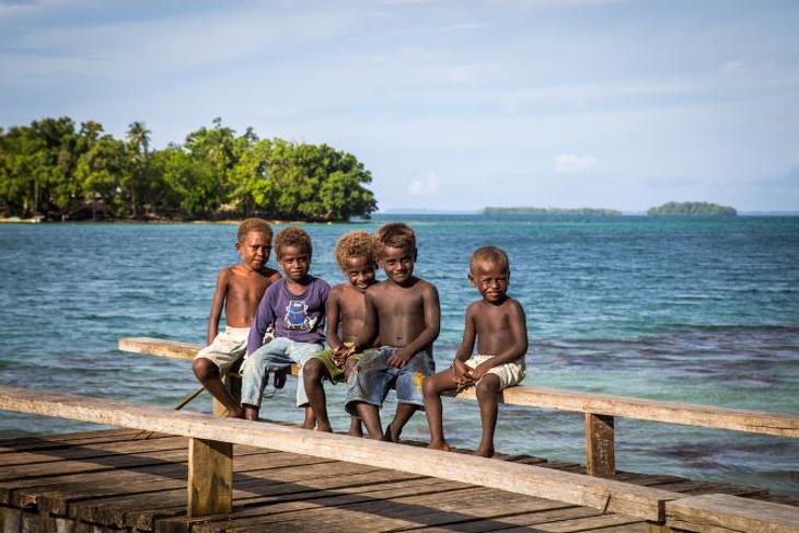 Famólün üldögélő gyerekek valahol a Salamon-szigeteken. Fotó: Depositphotos