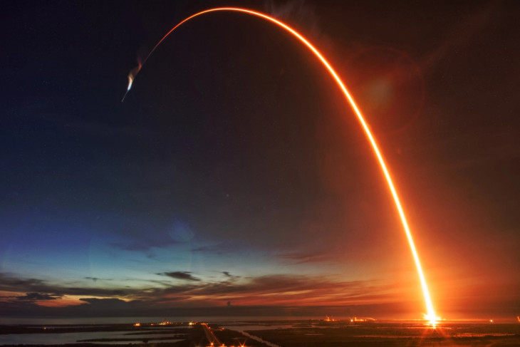 Éjszakai rakétakilövéssel rajzol grafikont az égre a SpaceX - a tőzsdei árfolyamokat is tudják ábrázolni...