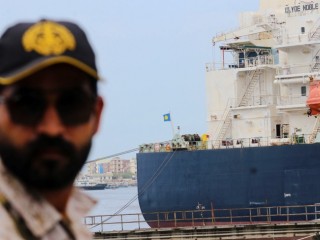 A Clyde Noble nevű, orosz olajat szállító hajó a pakisztáni Karacsi kikötőjében 2023. június 28-án. Oroszország a kínai, az indiai és a pakisztáni olajexportját is növeli. Fotó: EPA/REHAN KHAN