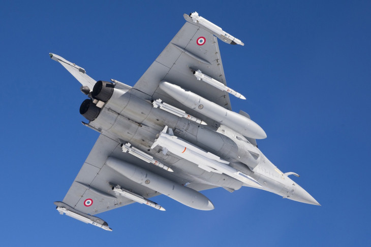 Nukleáris töltettel is felszerelhető rakétákat szállító francia Rafale vadászgép. Nem egy F-35, de az oroszok ellen éppen elég lenne