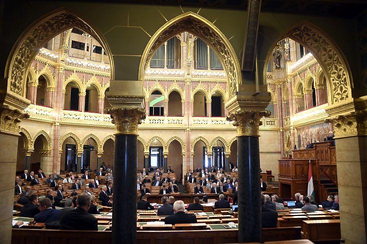   Az Országgyűlés plenáris ülése 2020. április 27-én. (Fotó: MTI/Kovács Tamás)