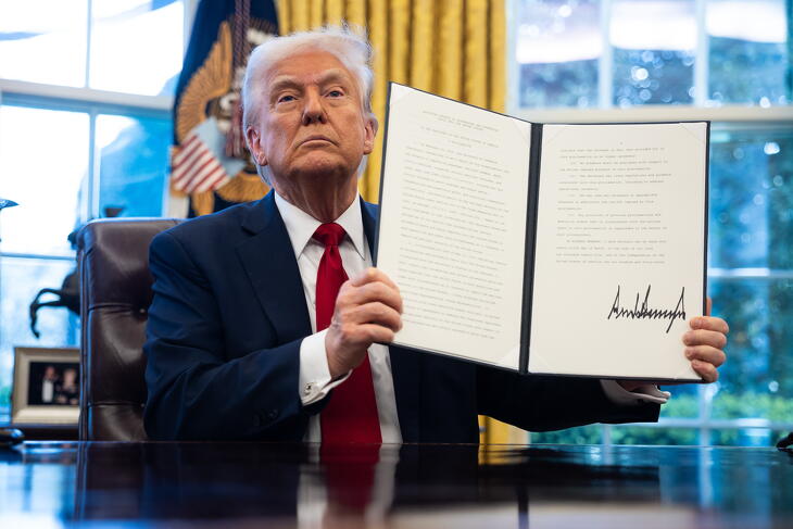 „Jelentős kockázat” a világgazdaság egészére: az IMF-nél sem pezsgőznek Trump vámjai miatt