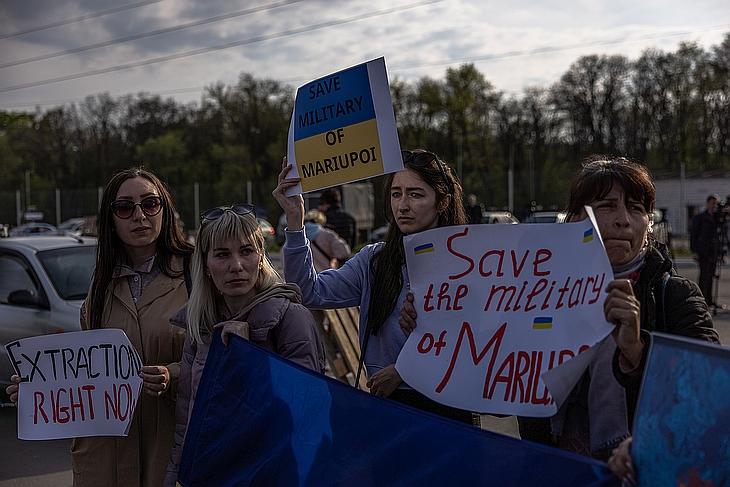 Az Azovsztalban ragadt katonák kimentését követelő ukrán tüntetők. Fotó: EPA/ROMAN PILIPEY