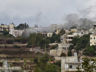 Füst száll fel Ayta ash-Shab településről, miután az izraeli hadsereg viszonozta a Hezbollah támadását. Fotó: EPA / WAEL HAMZEH